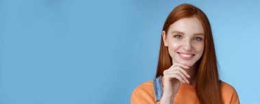 Meraklı, zeki, yaratıcı, genç, kızıl saçlı, mavi gözlü bir kadının yaz tatilini nasıl mutlu bir şekilde geçirdiğine dair mükemmel bir fikri var..