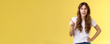 Benimle uğraşmasan iyi edersin. Rahatsız olmuş, rahatsız olmuş, şikayetçi, parmağını sallayan genç bir kadın. Yeteri kadar onaylanmamış jest, sinir bozucu talep etrafta oynamayın. Duygularınızı hafife almayın..