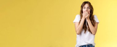 Şok olmuş, suskun, tatlı kız etkileyici dedikodular duyuyor, el ele tutuşuyor, kameraların karşısında hayret verici, çarpıcı sohbetler sarı arka planda duruyor. Boşluğu kopyala