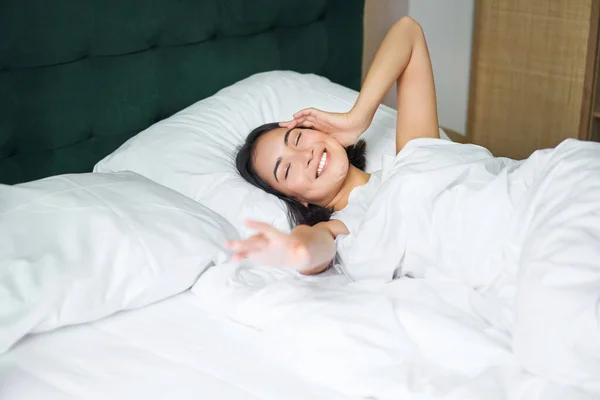 Женщина в бюстгальтере спит в уютной постели