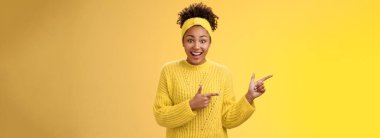 Hevesli genç milenyum siyahi kızı. İnanılmaz bir şans piyangosunu kazanmak için sol işaret parmağınla işaret ederek sana harika bir fırsat sunduğuna inanamıyorum..