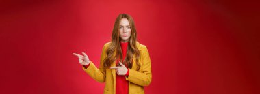 Yaşam tarzı. Kızgın ve gücenmiş, sarı ceketli, hayal kırıklığına uğramış kızıl saçlı, kaşlarını çatmış, kameraya sert ve ciddi bakan, nefret ve saldırganlıkla dolu bir kadın.