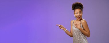 Afro-Amerikalı 'dan etkilendim. Parlak, parlak, gümüş renkli elbiseler giyen çekici bir kız. Avuç içi içi pres göğsü. Şaşırdım. Kamerayı genişlettim..