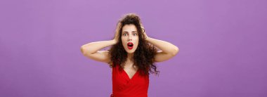 Hadi canım sen de. Şok olmuş ve etkilenmiş, kıvırcık saçlı, gece elbisesi giyen, ağzı açık, ağzı açık, ağzı açık, ağzı açık, kafası gözbebeği duvarından sarkık bir kadının portresi..