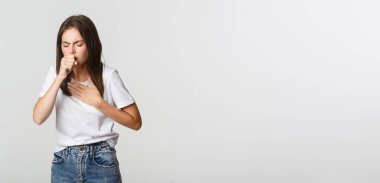 Genç bir kadın kendini hasta hissediyor, öksürüyor, soluk soluğa kalıyor..