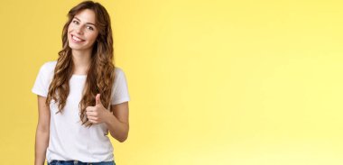 Tebrik ederim. Mutlu, karizmatik, güzel, Avrupalı kadın, gülümseyen, geniş bir bakış açısıyla kabul et..