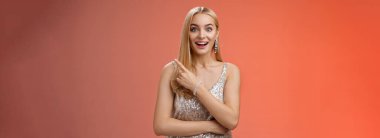 Şen şakrak sarışın güzel bir kadının parti sırasında konuşmasına şaşıyorum. Gülümsüyorum. Kameraya bakıyorum, eğleniyorum..