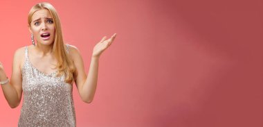 Neden erken ayrılıyorsun? Üzgün, genç, çekici, rahatsız, sarışın, şikayetçi. Hayal kırıklığına uğramış gibi görün. Kaldırın ellerinizi..