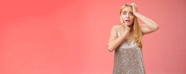 Korkmuş, güvensiz, paniğe kapılmış, sarı saçlı, gümüş elbiseli kadın. Başının üstüne dokun. Korkmuş gözlere bak..