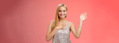 Mutlu sarışın kız merhaba diyor. Erkek arkadaşı elini kaldırıyor. Merhaba el sallıyor. Merhaba el sallıyor..