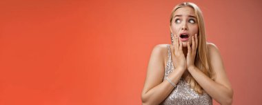 Korkmuş kız paniği korkmuş, korkudan titreyen, güvensiz, yanaklara dokunan, yan yan bakan, soluk soluğa kalmış korkmuş, gergin bir şekilde bekleyen yardım bekleyen, endişeli kırmızı arka plan..