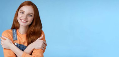 Yaşam tarzı. Sevecen, aptal, kızıl saçlı, mavi arka planda duran, gülümseyen, kollarını kavuşturarak gülümseyen soğuk, sırıtan, sırıtan, konuşan, romantik sevgili, soğuk yaz ceketini ödünç isteyen bir kız.