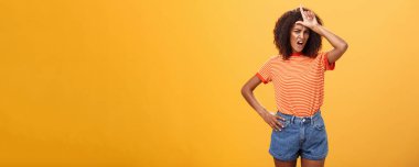 Kibirli ve kendine güvenen bir kadın kaybedenlerle konuşmaz. Kendine güvenen, şık, kıvırcık saçlı, kaşlarını çatan inek, alnında 