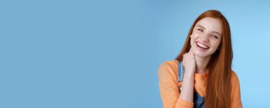 Yaşam tarzı. Kaygısız, aptal, cilveli, genç, kızıl saçlı kız arkadaş. Güzel bir yaz akşamı eğleniyor. Yüksek sesle gülüyor, sırıtıyor, boynuna dokunuyor, utangaç, tatlı mavi roller yapıyor.