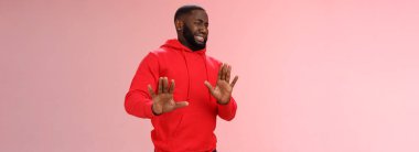 Garip Afrikalı Amerikalı adam geri çekiliyor isteksiz bir şekilde sinsice geri çekiliyor. Partiye gidiyor, el kaldırıyor, teşekkür etmiyor. Reddediyor, gülümsüyor, kaçış görevlerini yerine getirmiyor..