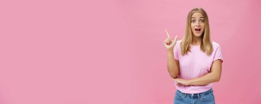 Mükemmel bir önerim var. Karizmatik ve şevkli, bronz tenli, açık renk saçlı, işaret parmağıyla Eureka jesti açık ağızlı, tavsiye verirken heyecanla bakan çekici bir kadın..