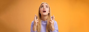 Endişeli, sevimli, kapüşonlu sarışın kadın Tanrı yardımcın olsun. İyi şanslar diliyoruz. Gökyüzüne bak..