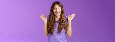 Kaygısız, coşkulu, kıvırcık saçlı, omuz silkip yan yan gülümseyen, ilgisiz, ilgisiz, başkalarının sorunlarını umursamayan, hiçbir sorunu olmayan, ilgisizliği reddetmeyen mutlu kız..