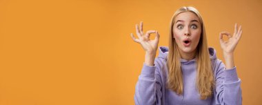 Eğlenceli, yaratıcı, genç, sarışın bir kadın mükemmel bir fikir olduğunu söylüyor. Tamam, sorun yok. Arkadaşları her şeye ikna et..