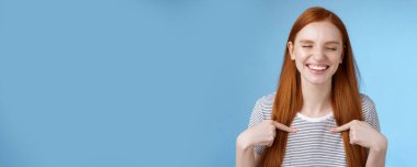 Mutlu, neşeli, mutlu, genç, sporcu, kızıl saçlı, gülümseyen, neşeli, yakın bakışlı, seçilmiş kişiyi işaret eden, mavi arka planda duran, ödüllü, mutlu, mutlu, mutlu, mutlu, mutlu, mutlu, mutlu..