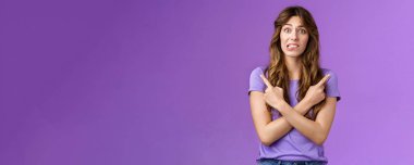 Şaşkın ürkek, tereddütlü, kötü seçim yapmaktan korkan, sol eli çapraz gösteren, sağ kafası karışık, çekingen, tereddütlü, tavsiye isteyen, mor arka planı soran kız arkadaş.