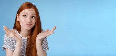 Garip, rahatsız edici, çekici, kızıl saçlı, popüler bir kız gönülsüz, isteksiz, kararsız, ayakta duramayan, omuz silken, sırıtan, tereddütlü bir şekilde yukarı bak..