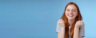 Yaşam tarzı. Mutlu, başarılı, güzel, kızıl kız, test sonuçlarına ulaşır. Yumruklarını sallar, sevinçle bağırır, evet kutlar. Kazanan dans eder.