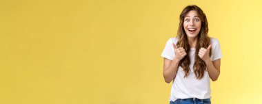 Heyecanlı, mutlu, sevimli Avrupalı kız destekleyici olumlu cevap ver. Muhteşem, gülümseyen geniş çaplı bir gülümseme, kabul et. Harika bir seçim, sarı arka plan heyecan verici..