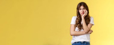 Üzgün, tatlı, hayal kırıklığına uğramış, yalnız hisseden, üzgün, üzgün, üzgün, üzgün bakan, ilgisiz, ilgisiz, çekingen, kıskanç, sarı arka plan..