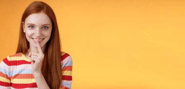 Cilveli, hilekar, yaratıcı, genç, gülümseyen kızıl saçlı, heyecanlı kızıl kız gizemli bir sürpriz parti hazırlıyor, kıkırdıyor, hileli gülüyor, şşşş işaret parmağı sırıtıyor, gülümsüyor..