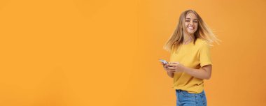 Kız ondan mesaj aldığı için mutlu. Tasasız, çekici bir kadının portresi. Yeni saç kesimi, başını yarım yamalak sallıyor. Sevimli gülümsemesiyle kameraya dönüyor.