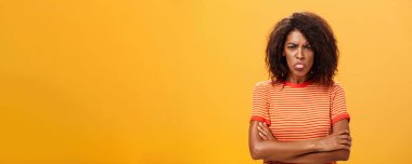 Beni kırdın. Özür dilerim. Çizgili tişörtlü, çocuksu ve çekici bir kadın elini çaprazladı. Dilini çıkardı ve kaşlarını çattı..