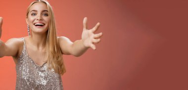 Hoş, hoş, hoş, sarışın bir kadın sarılmak istiyor. Kameraya yaklaş, kollarını uzat. Sarıl, sarıl, sarıl, gülümse. Boşluğu kopyala