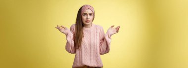 Beceriksiz kadın ofis asistanı bardağı düşürdü. Garip bir şekilde sersemledi. Surat astı, yüzünü buruşturdu..