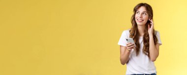 Hayalperest, neşeli, kıvırcık saçlı kız etrafına bir bak. Güzel yaz havasını düşün. Müzik dinle.