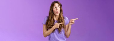 Şaşırtıcı bir şekilde sevimli kıvırcık saçlı beyaz kadın iş arkadaşı projeyi tartışıyor. Harika bir sonuç elde ediyor. Sol etkileyici kıvrık dudakları işaret ediyor.