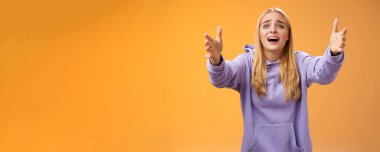 Heyecanlı, mutlu, mutlu, sarışın bir kadın. Şarkıcı sahneye çıkıyor. Kollarını ileri uzatıyor, kameraya uzanıyor, sıkıca sarılıyor, sevgiyi kucaklıyor..