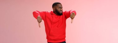 Adam berbat film şovunu eleştiriyor somurtuyor, tiksiniyor onaylamıyor hayal kırıklığına uğratılıyor kötü yemek kalitesi bir daha asla mağazaya gelmiyor, rahatsız edici bir şekilde nefret ediyor..