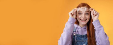 Etkilenmiş, mutlu, mutlu, neşeli, aptal, güzel, güzel, kızıl saçlı bir kız. Hoş bir sürpriz yaptı. Gözlerinizi açtı, gülümsedi. Boşluğu kopyala