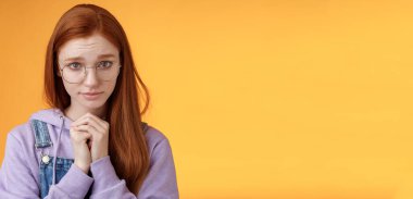 Aptal, utangaç, genç, utangaç, kızıl saçlı kız arkadaş. Alnının altından af diliyor..