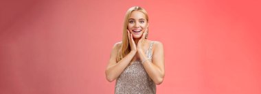 Şaşaalı, muhteşem kız arkadaş şaşırttı şaşırtıcı, göz kamaştırıcı, göz kamaştırıcı, göz kamaştırıcı, utangaç, hayret verici, inanılmaz cömert bir hediye, güler yüzlü kırmızı arka plan..