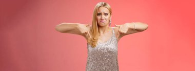 Mızmızlanan, üzgün, gümüş elbiseli, üzgün, sarışın bir kadın. Erkek arkadaşı, mezuniyet balosunda ayrıldı. Mutsuz bir şekilde dikiliyor..