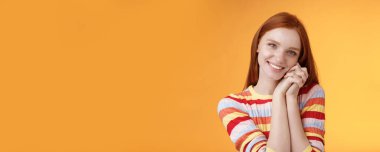 Romantik, hassas, çekici, güler yüzlü, kızıl saçlı, eriyen kalbi hisset. Sıcaklığı hisset. Yağsız avuçlar mutlu bir şekilde gülümsüyor..