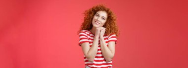 Yaşam tarzı. Şefkatli, kadınsı, kızıl saçlı, kıvırcık saçlı, romantik bakışlı, kameralı, başı öne eğilmiş, avuç içlerini sıkan, şapşal, sevimli, gülümseyen, neşeli, rüya gibi iç çeken, sempatik bakışlar..