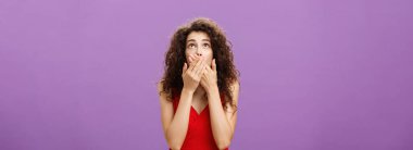 Kadın şokta ve afallamış bir şekilde adamı düşerken görüyor. Ağacın nefes nefese kalmasından, gergin hissetmekten, şaşkınlık içindeki ağızdan yukarı doğru açılmasından, akşam kırmızısı içinde mor arka planda yoğun bir şekilde dikilmesine kadar.