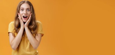 Yaşam tarzı. Şaşırmış ve eğlenmiş bir kızın belden yukarı pozu. İnanılmaz dedikodular öğreniyor. Ağzı açık kalmaktan yanaklara dokunuyor.