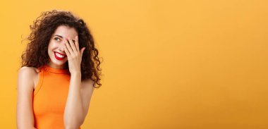 İş arkadaşları tarafından övülen, garip ve utangaç hisseden bir kadın. Ödül töreninde, turuncu arka planda poz veren neşeli bir gülümsemeyle solda beliren ödüllü bir kadın. Duygular