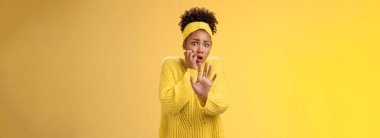 Korkmuş kadın kurban korkmuş görünüyor. Korkmuş gibi görünüyor. Kolunu uzat, yalvarma. Yaklaş, aç gözlerini..