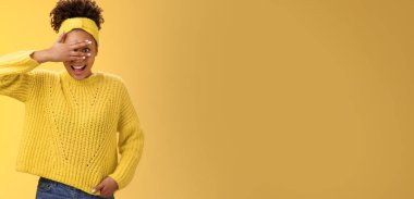 Sevimli, tutkulu, mutlu, gülümseyen Afro-Amerikan. Milenyum kızı, gözlerini yüzüne sakla parmaklarının arasından bak neşe içinde sırıtarak, gördüklerinin tadını çıkar artık seni şaşırtan bir şey görmek istemiyorum..