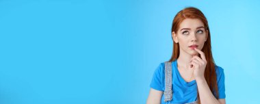 Yakın plan, hayalperest, yaratıcı, hayalperest, çalışan kadın projeler, öğrencilerin düşünme denemeleri, dudak teması, ilgi çekici, düşünceli, düşünceli seçimler, varsayımlar, mavi arka plan..